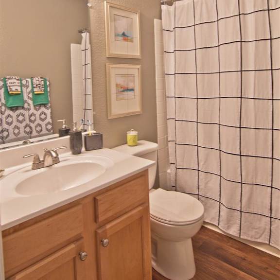 full bathroom at lakecrest apartments, prg real estate management, south carolina