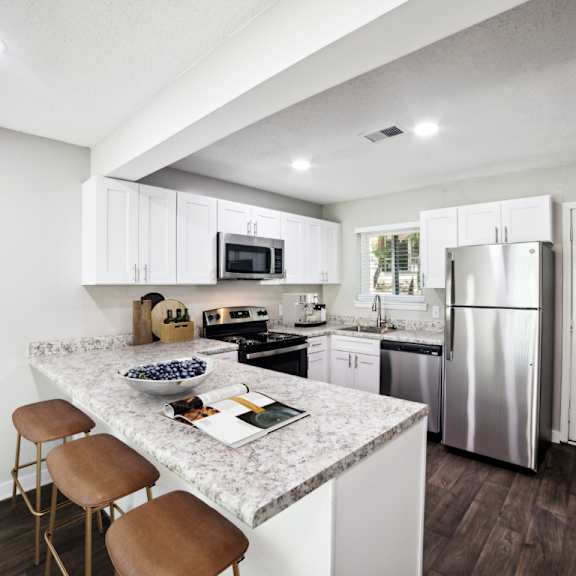 kitchen at lakecrest apartments, prg real estate management, greenville, sc, 29615