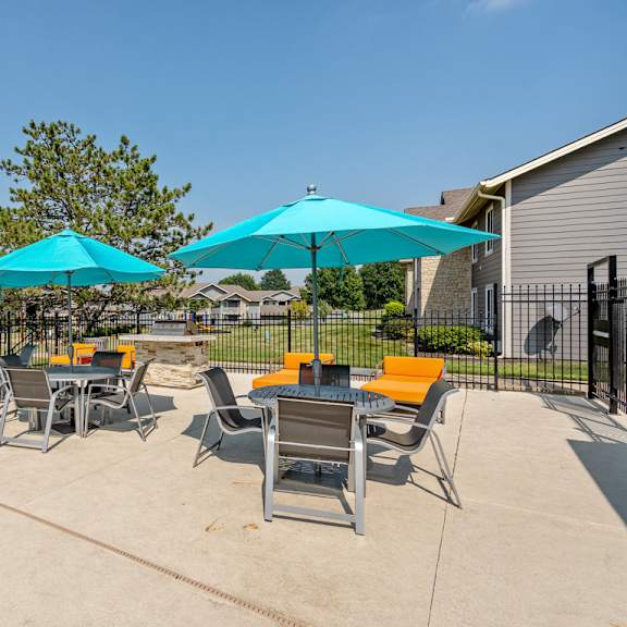 patio lounge with umbrellas at the reserve at barry apartments, kansas city, missouri