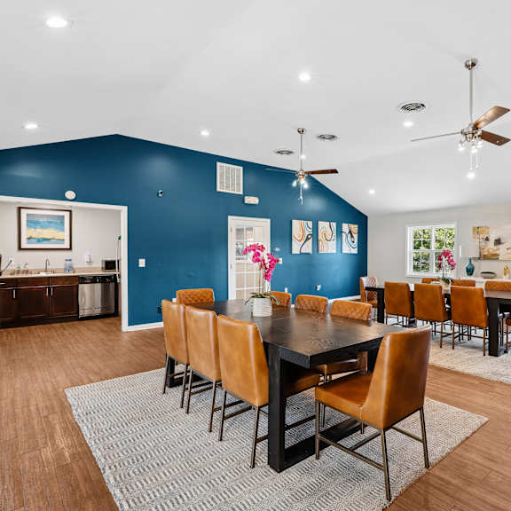 resident clubhouse lounge at hyde park apartment & townhomes chester, va 23831