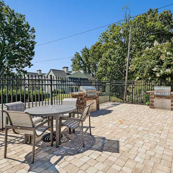 grilling station and picnic area at hyde park apartment & townhomes chester, va 23831