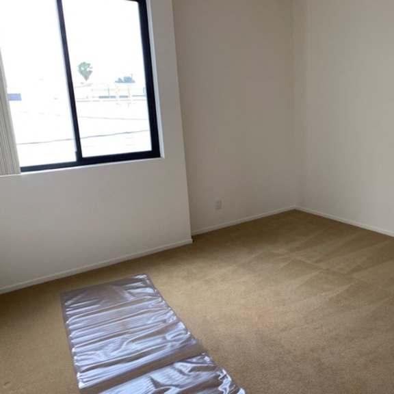 Thumbnail 14 of 27 A room with a carpet and a window.