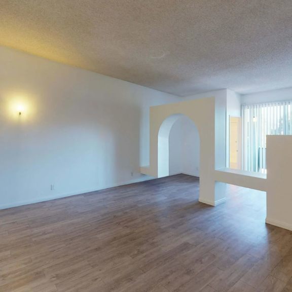 Thumbnail 3 of 5 Large empty room at Oxnard Plaza, North Hollywood, California