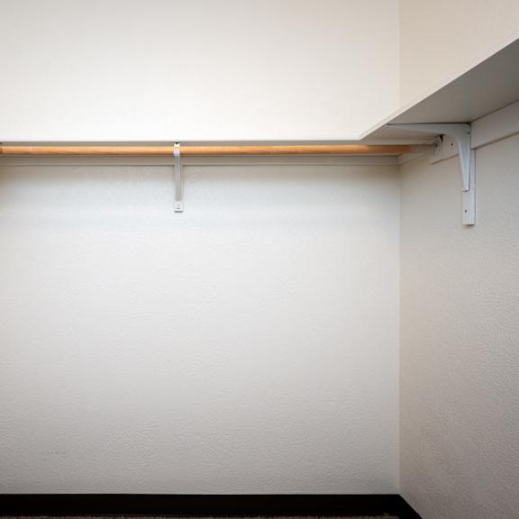 an empty room with a white wall and a ceiling light
