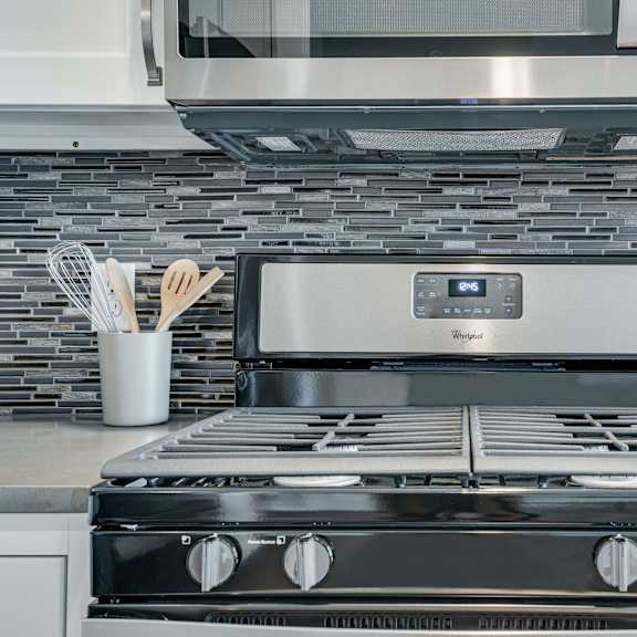 Thumbnail 6 of 19 premium white finish style appliances and backsplash
