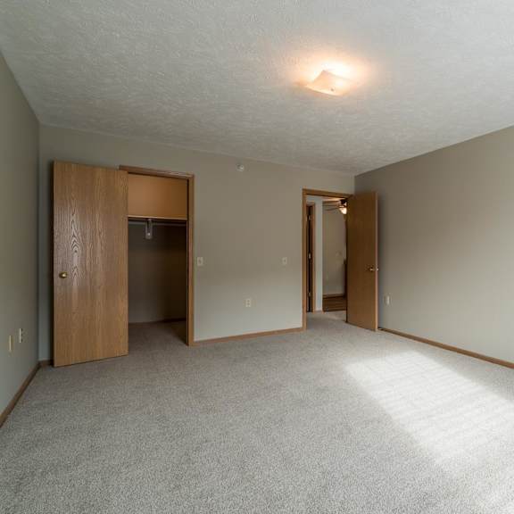 Thumbnail 20 of 22 A bedroom with a carpeted floor and a ceiling light.