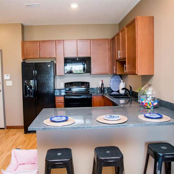 Thumbnail 5 of 14 U-shaped kitchen with black appliances