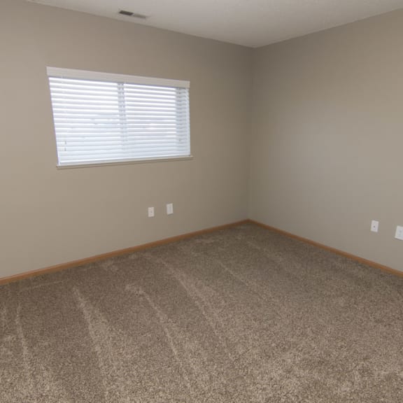 Thumbnail 8 of 10 an empty room with carpet and a window