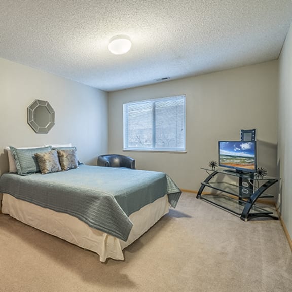 Thumbnail 7 of 9 Large and spacious bedroom at Fountain Glen apartment