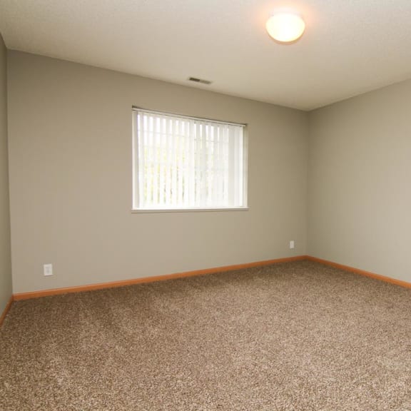 Thumbnail 18 of 27 an empty room with carpet and a window
