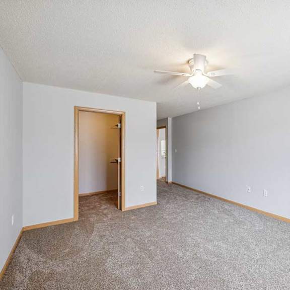 Thumbnail 39 of 40 A room with a carpeted floor and a ceiling light.