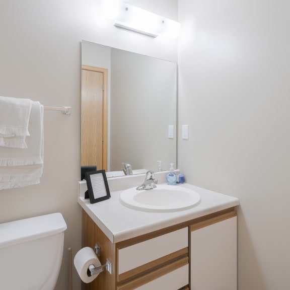 Thumbnail 17 of 20 a bathroom with a toilet, sink, and a mirror