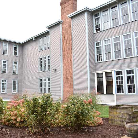 a view of the exterior of an apartment building