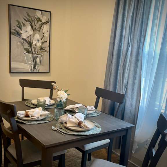 dining area at hawthorne place apartments, missouri, 64056
