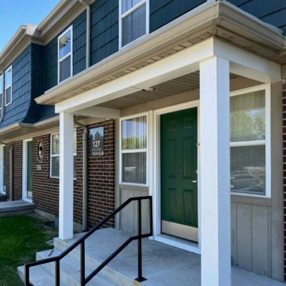 exterior entryway at hawthorne place apartments, independence, missouri