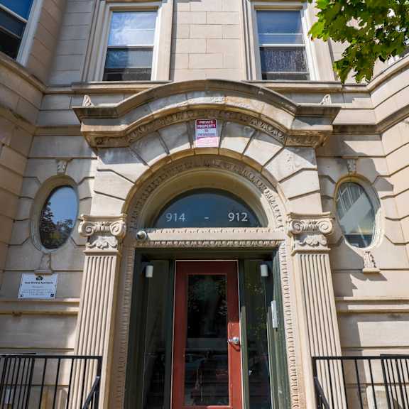the front of a building with a red door and the numbers 914 and 912 on it.