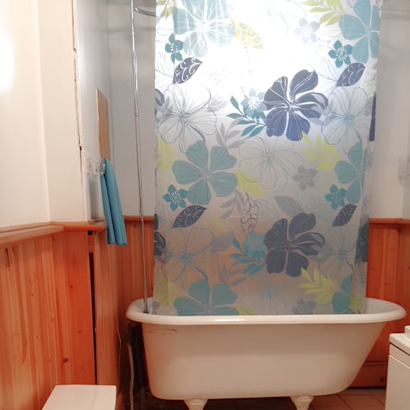 1335 hollis street bathroom