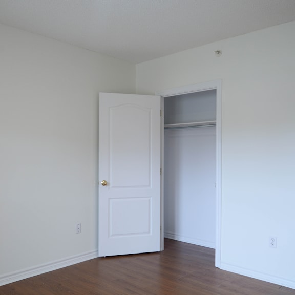 21 parkland bedroom closet