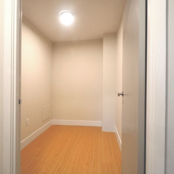 23 glen moir closet