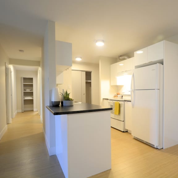 23 glen moir kitchen hallway