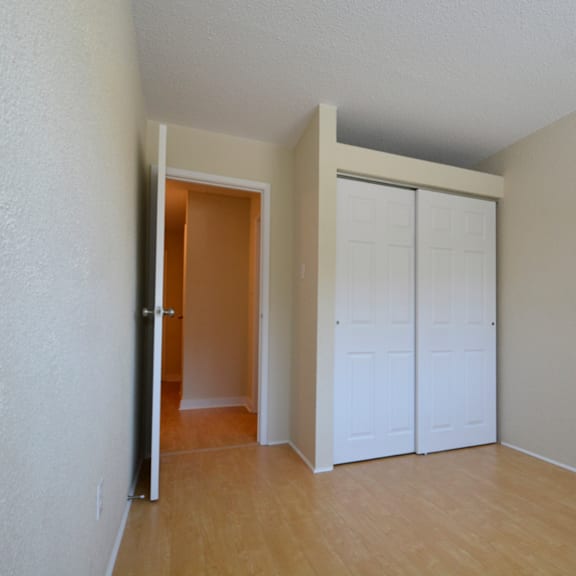 5-35 harlington bedroom 2 closet