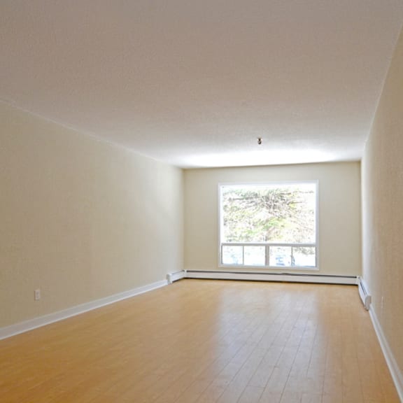 5-35 harlington livingroom