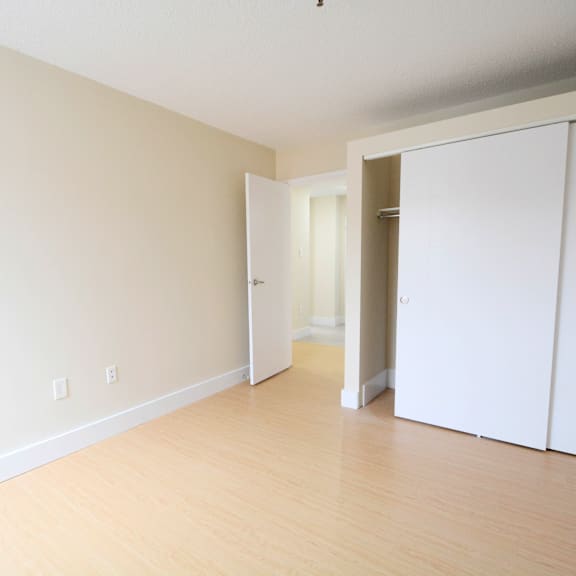 quinpool court bedroom closet