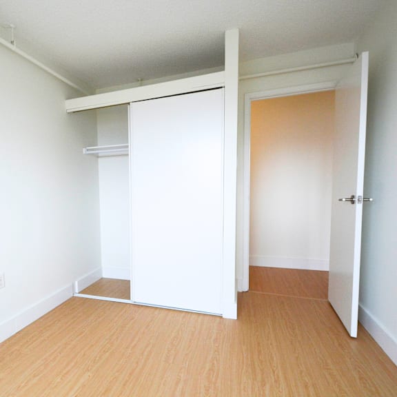 quinpool tower bedroom closet
