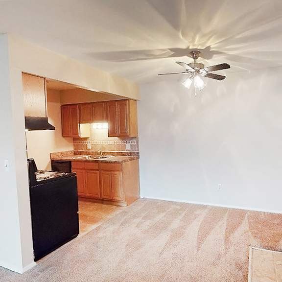 dining room area at crown ridge apartments, ohio