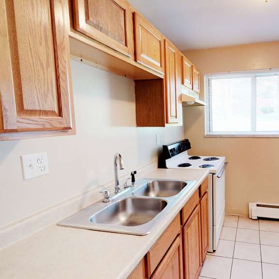 fully furnished kitchen at crown court apartments, florence, ky, 41042