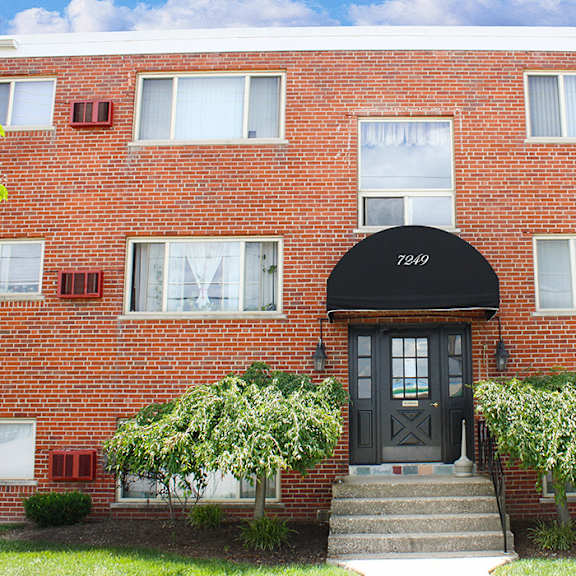 front exterior view at crown court apartments, florence, 41042