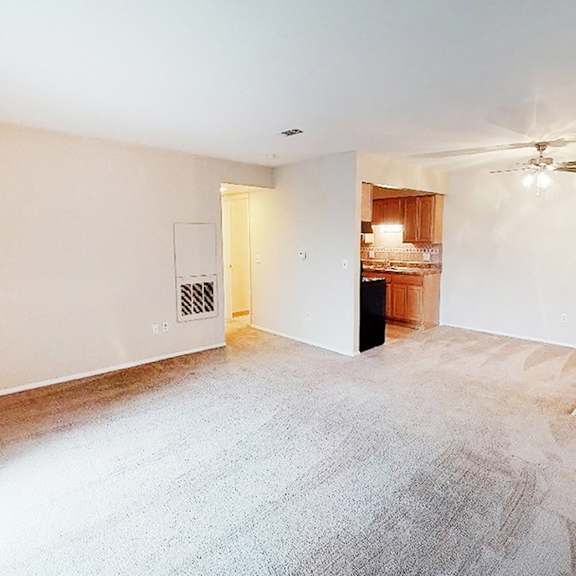 4 room at crown ridge apartments, franklin, 45005