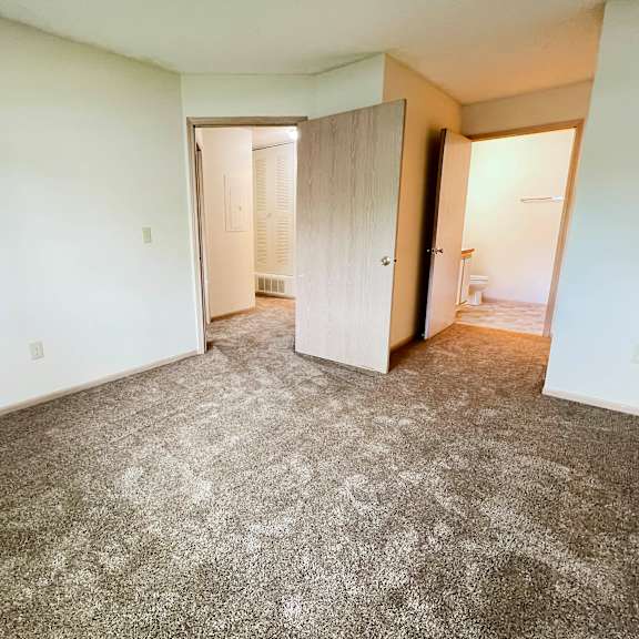 an empty room with a carpeted floor and white walls at eagle crest apartments, ohio