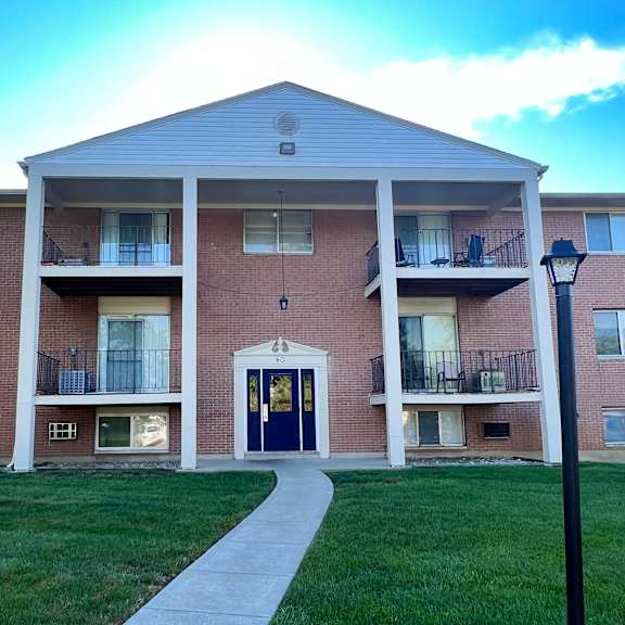 building at crown ridge apartments, franklin, oh
