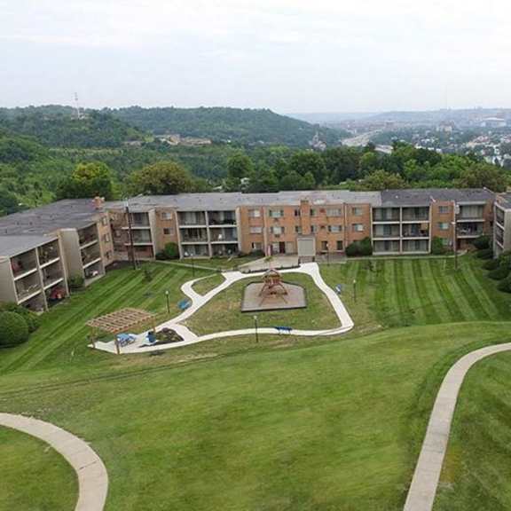 court yard at crown pointe apartments, kentucky, 41014
