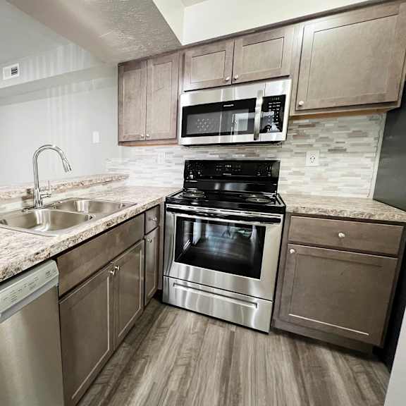 kitchen appliances gallery at deercross apartments, cincinnati, oh, 45236