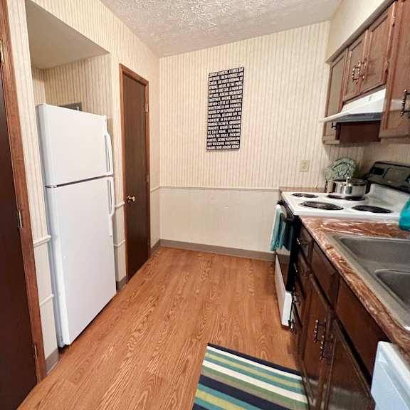 fully furnished kitchen  at crestbrook apartments & townhomes, kentucky