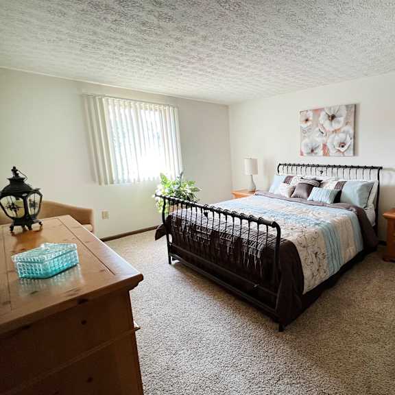luxurious bedroom  at crestbrook apartments & townhomes, crescent spring, ky
