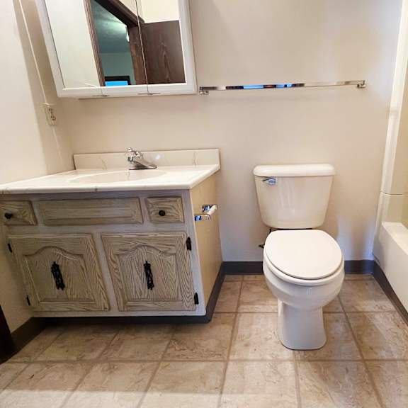 bathtub  at crestbrook apartments & townhomes, crescent spring, ky