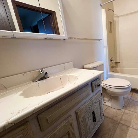 bathroom with bathtub  at crestbrook apartments & townhomes, kentucky, 41017