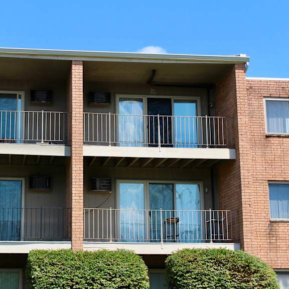 building front view at crown pointe apartments, covington, ky
