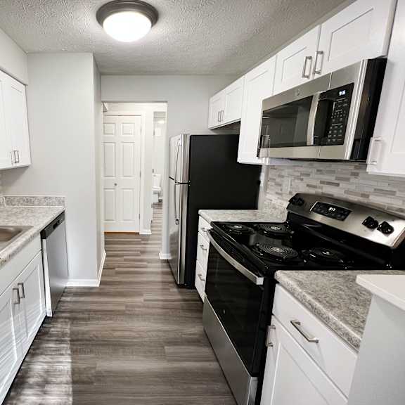 stainless steel appliances at the vinings apartments, cincinnati