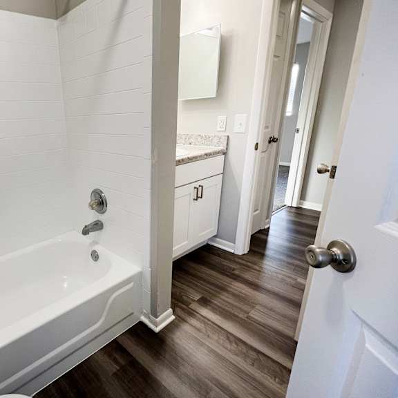 bathtub at the vinings apartments, ohio