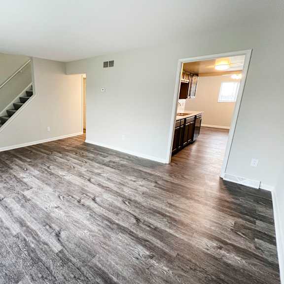 a photo of the living room and kitchen of a 560 square foot, 1 bedroom apartment at wentworth estates apartments, florence, ky