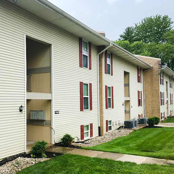 a side view of a white house with red doors at timber ridge apartments, ohio