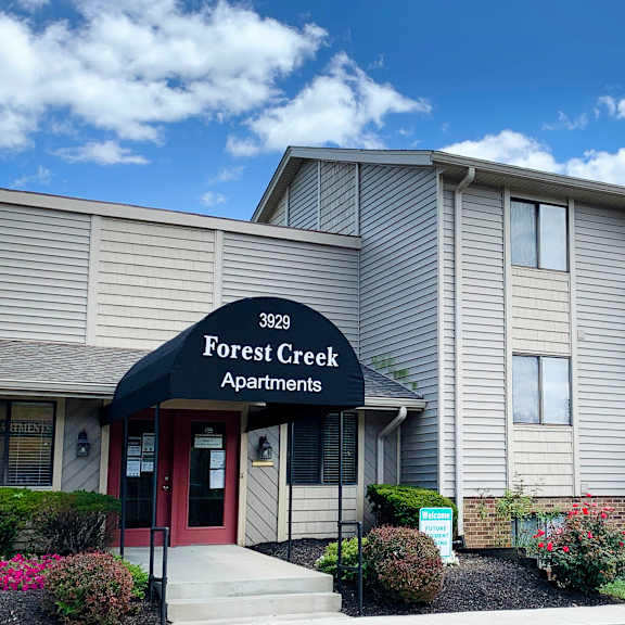 leasing office exterior at forest creek apartments, middletown, ohio