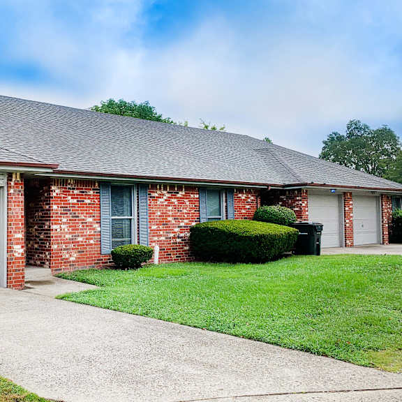 garages available at hartland place, lexington, ky, 40517