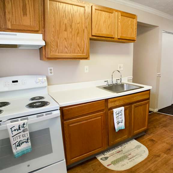 fully equipped kitchen at crown court apartments, florence, 41042