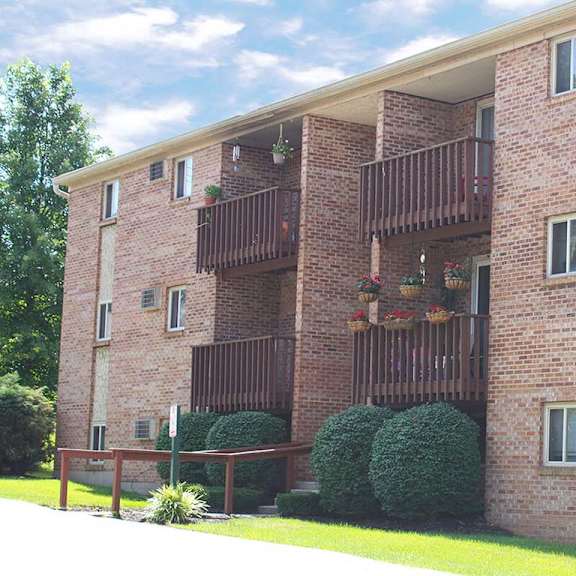 a red brick apartment building with balconies at hunter ridge apartments, cincinnati, oh