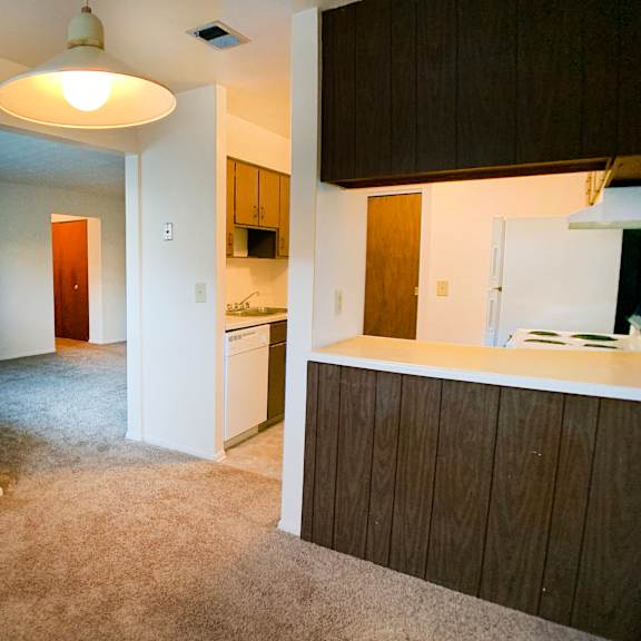 dining room at four worlds apartments, cincinnati, ohio